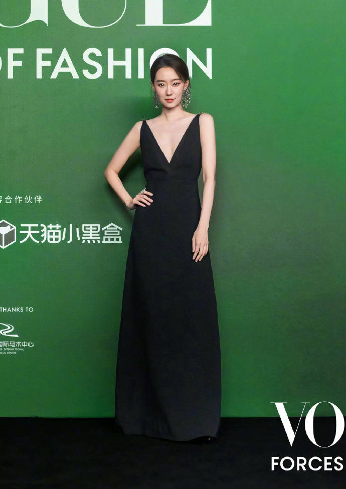 刘亦菲头顶满天星、周冬雨大胆透视装、杨幂顶级高定...VOGUE红毯谁赢了<strong></p>
<p>BSV行情</strong>?