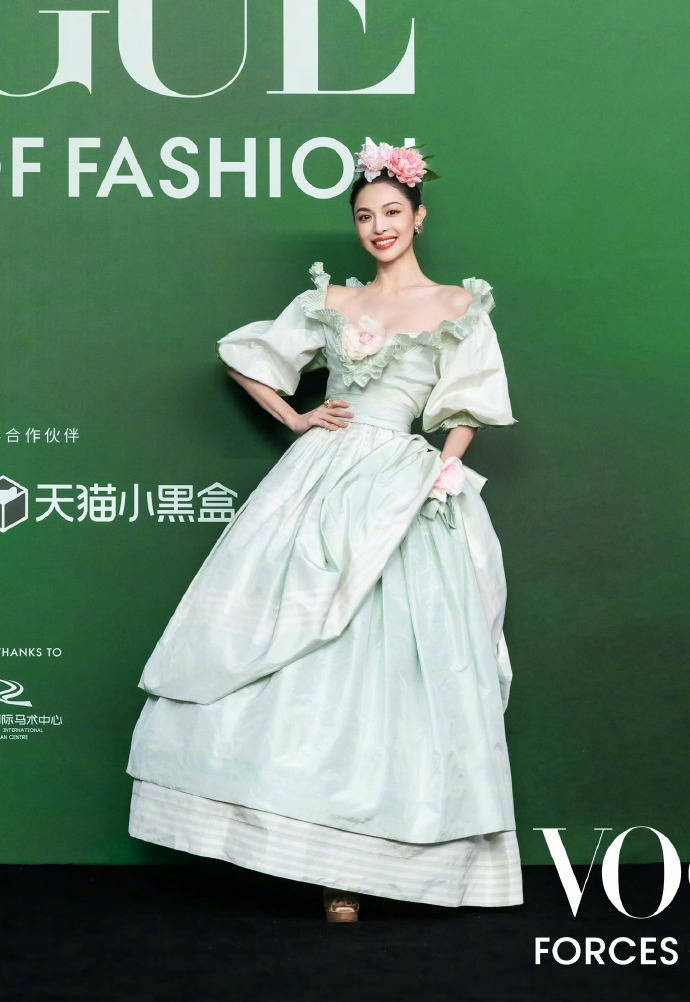 刘亦菲头顶满天星、周冬雨大胆透视装、杨幂顶级高定...VOGUE红毯谁赢了<strong></p>
<p>BSV行情</strong>?