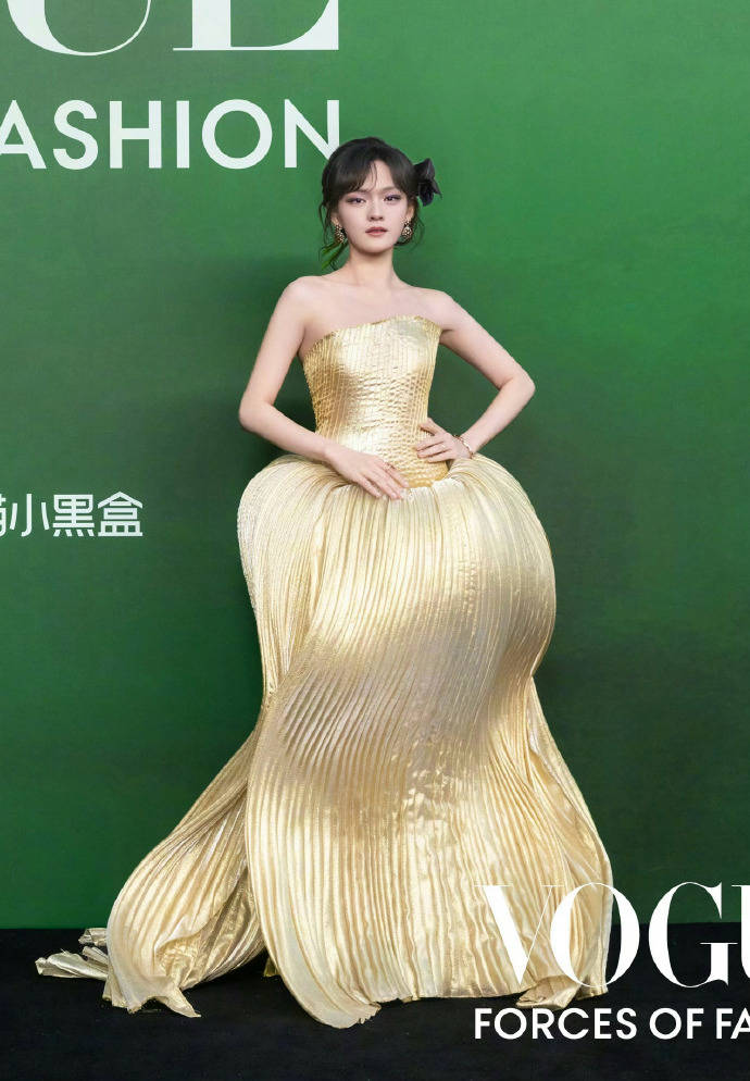 刘亦菲头顶满天星、周冬雨大胆透视装、杨幂顶级高定...VOGUE红毯谁赢了<strong></p>
<p>BSV行情</strong>?