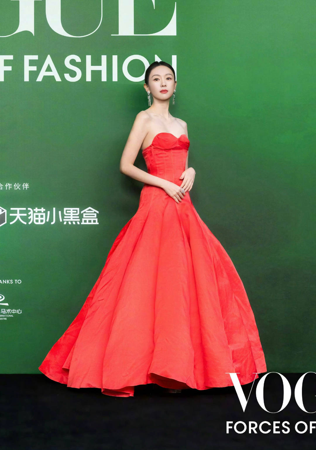 刘亦菲头顶满天星、周冬雨大胆透视装、杨幂顶级高定...VOGUE红毯谁赢了<strong></p>
<p>BSV行情</strong>?