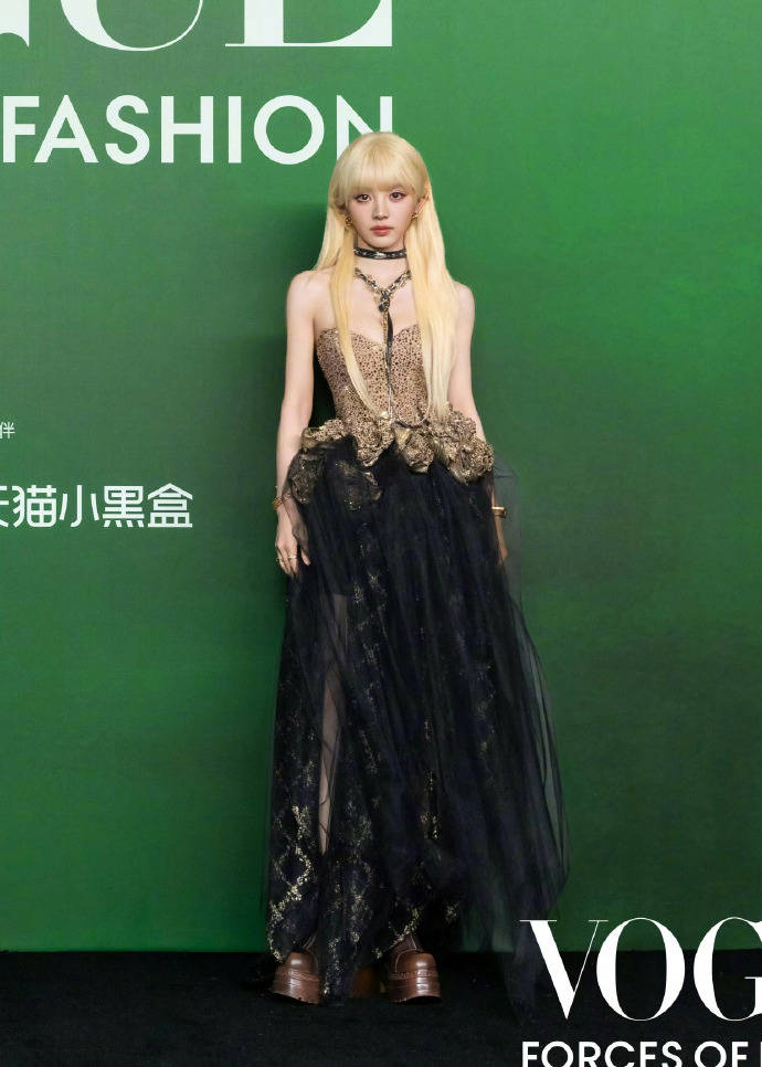 刘亦菲头顶满天星、周冬雨大胆透视装、杨幂顶级高定...VOGUE红毯谁赢了<strong></p>
<p>BSV行情</strong>?