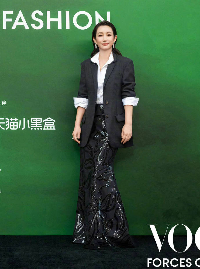 刘亦菲头顶满天星、周冬雨大胆透视装、杨幂顶级高定...VOGUE红毯谁赢了<strong></p>
<p>BSV行情</strong>?