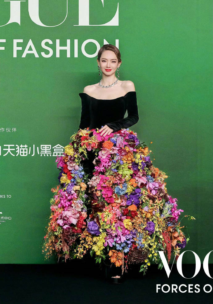 刘亦菲头顶满天星、周冬雨大胆透视装、杨幂顶级高定...VOGUE红毯谁赢了<strong></p>
<p>BSV行情</strong>?