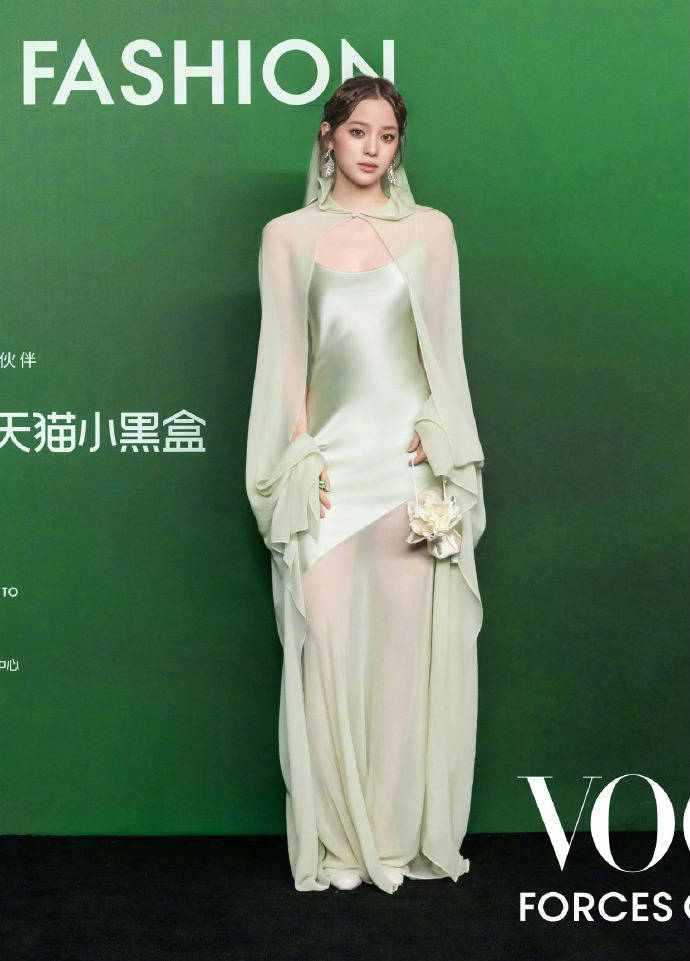 刘亦菲头顶满天星、周冬雨大胆透视装、杨幂顶级高定...VOGUE红毯谁赢了<strong></p>
<p>BSV行情</strong>?