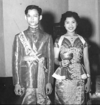 泰国王太后诗丽吉去世<strong></p>
<p>比特币行情</strong>,留下19顶奢华王冠和她的传奇一生