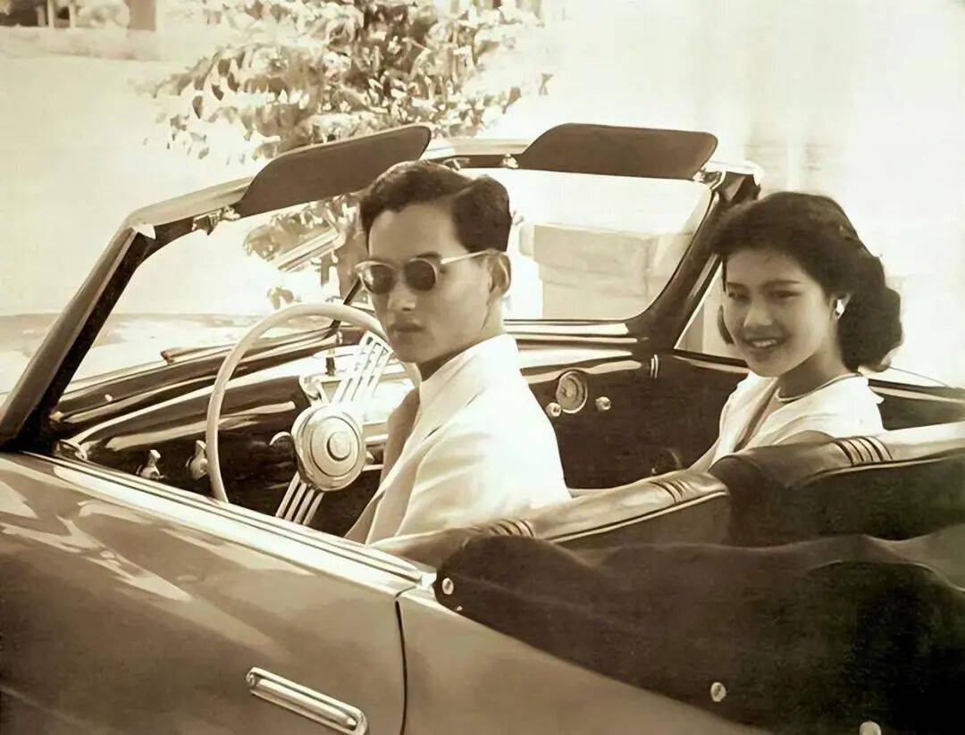 泰国王太后诗丽吉去世<strong></p>
<p>比特币行情</strong>,留下19顶奢华王冠和她的传奇一生