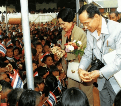 泰国王太后诗丽吉去世<strong></p>
<p>比特币行情</strong>,留下19顶奢华王冠和她的传奇一生