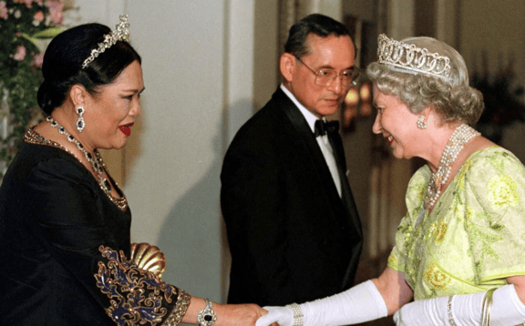 泰国王太后诗丽吉去世<strong></p>
<p>比特币行情</strong>,留下19顶奢华王冠和她的传奇一生