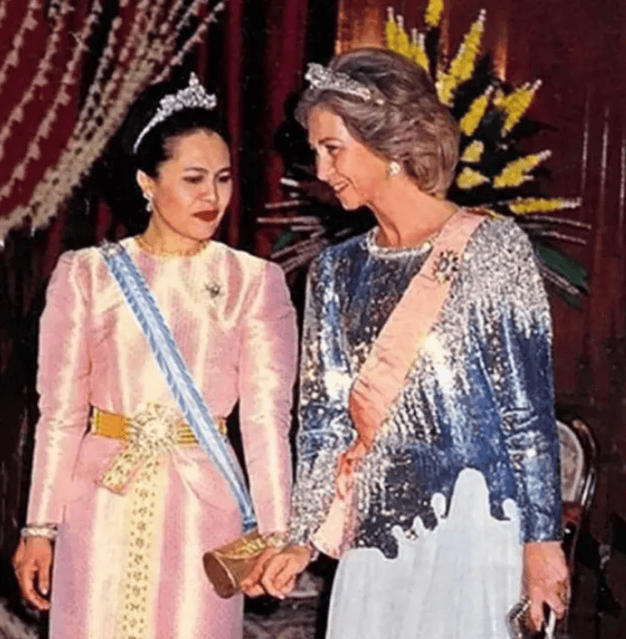 泰国王太后诗丽吉去世<strong></p>
<p>比特币行情</strong>,留下19顶奢华王冠和她的传奇一生