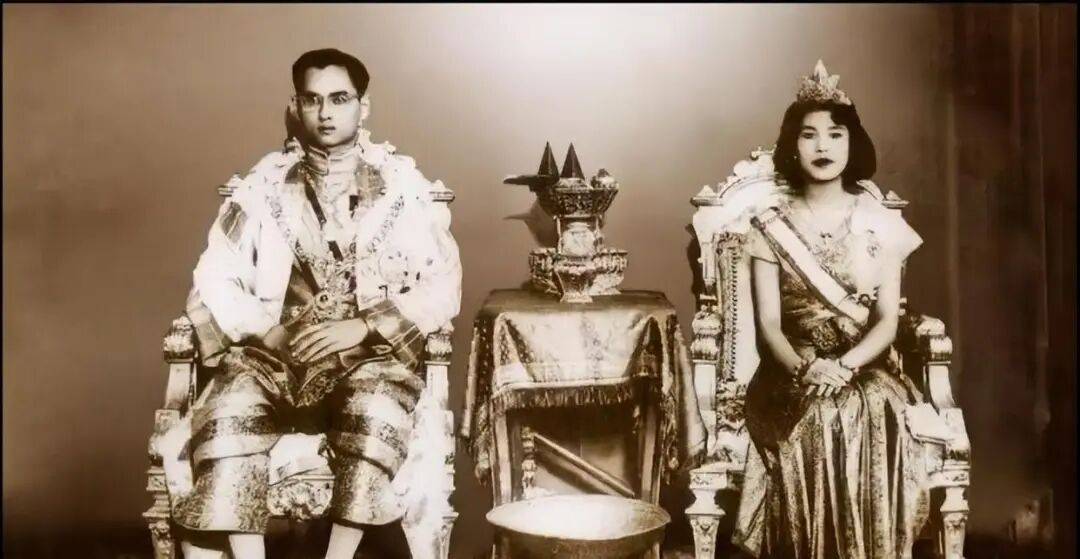 泰国王太后诗丽吉去世<strong></p>
<p>比特币行情</strong>,留下19顶奢华王冠和她的传奇一生