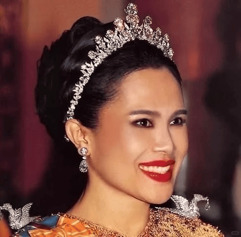 泰国王太后诗丽吉去世<strong></p>
<p>比特币行情</strong>,留下19顶奢华王冠和她的传奇一生