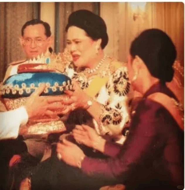 泰国王太后诗丽吉去世<strong></p>
<p>比特币行情</strong>,留下19顶奢华王冠和她的传奇一生