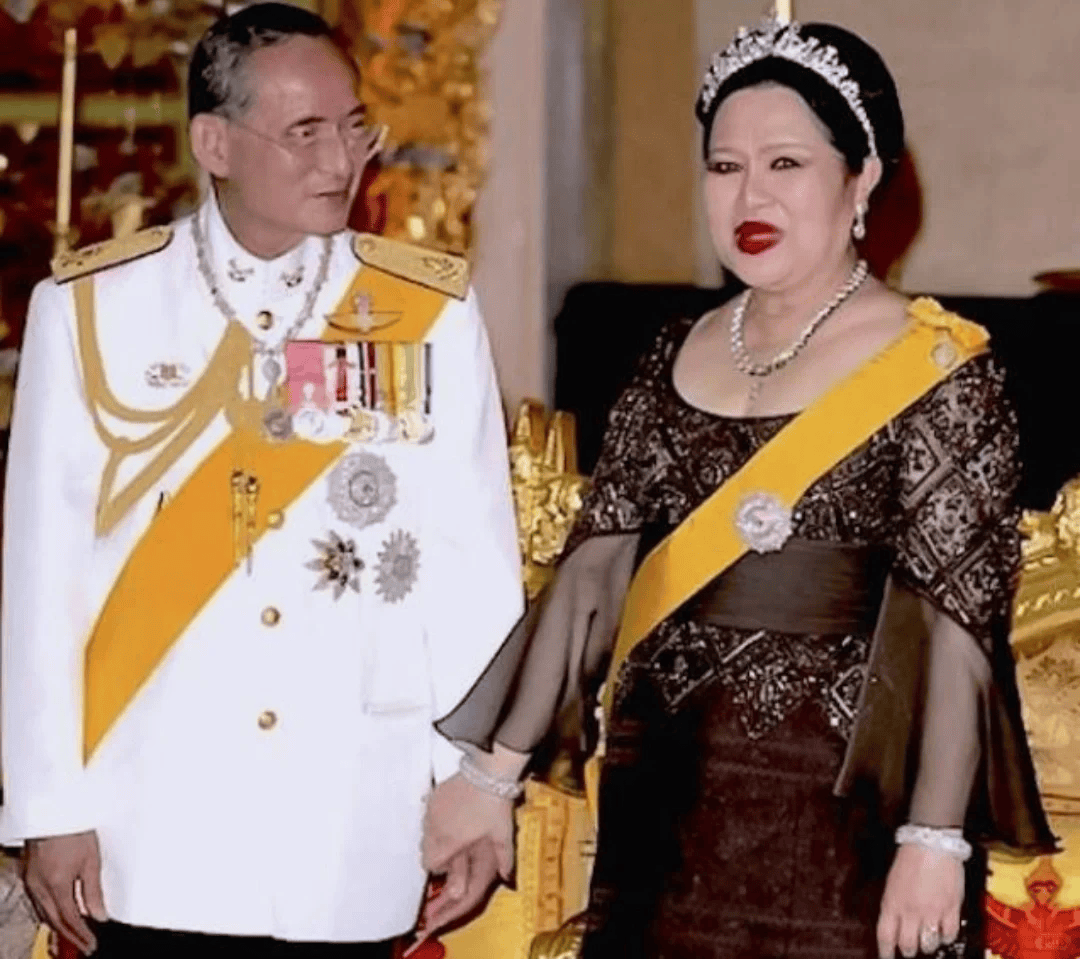 泰国王太后诗丽吉去世<strong></p>
<p>比特币行情</strong>,留下19顶奢华王冠和她的传奇一生