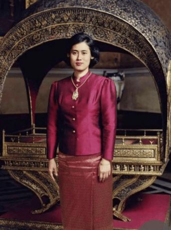 泰国王太后诗丽吉去世<strong></p>
<p>比特币行情</strong>,留下19顶奢华王冠和她的传奇一生