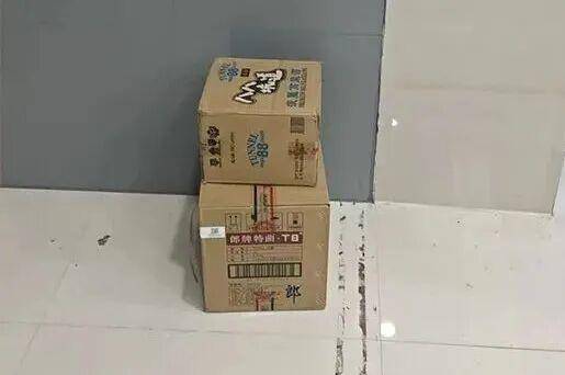 临沂俩小伙偷摸去派出所门口放下<strong></p>
<p>区块链挖矿行情</strong>了…