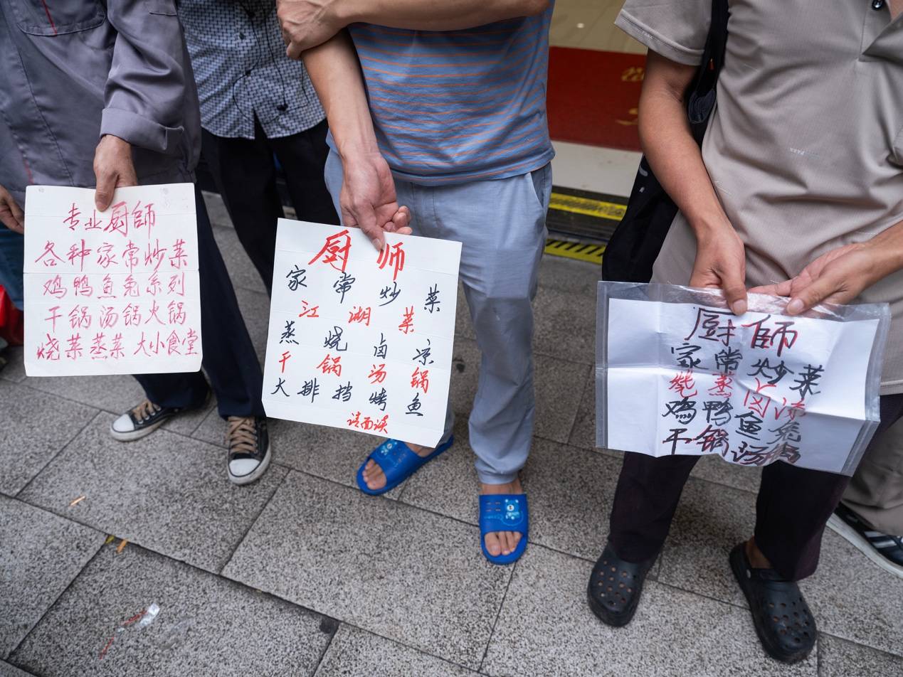 <strong></p>
<p>区块链挖矿行情</strong>他们挤在8元一晚的旅店 几百人抢一个活