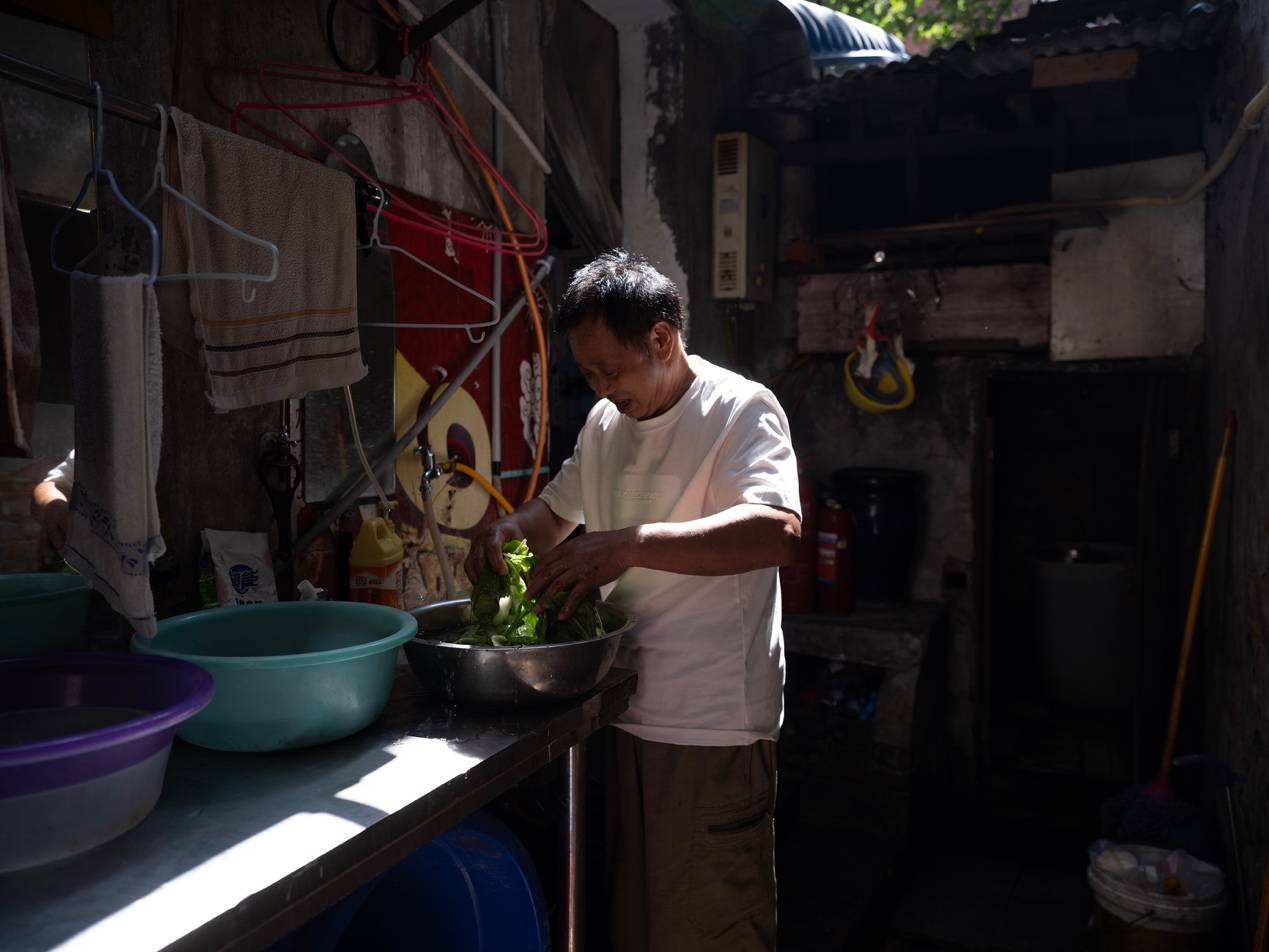 <strong></p>
<p>区块链挖矿行情</strong>他们挤在8元一晚的旅店 几百人抢一个活