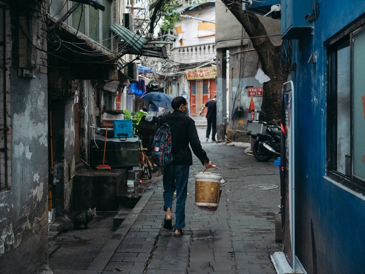 <strong></p>
<p>区块链挖矿行情</strong>他们挤在8元一晚的旅店 几百人抢一个活