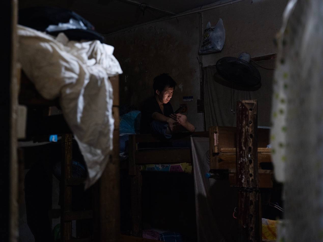 <strong></p>
<p>区块链挖矿行情</strong>他们挤在8元一晚的旅店 几百人抢一个活