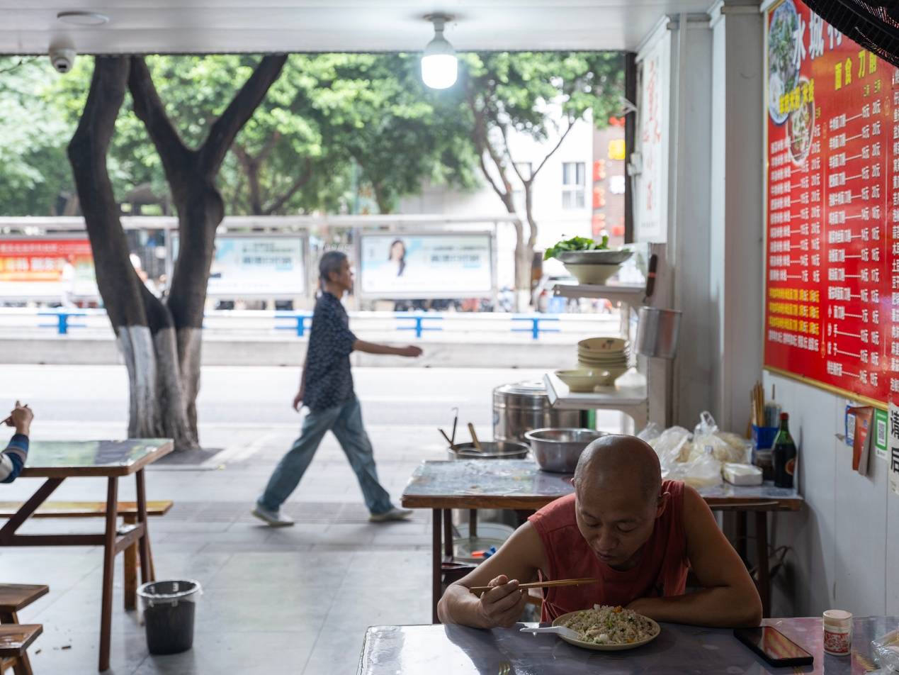 <strong></p>
<p>区块链挖矿行情</strong>他们挤在8元一晚的旅店 几百人抢一个活