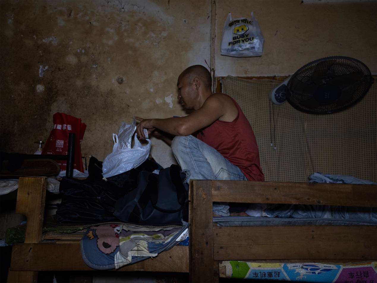 <strong></p>
<p>区块链挖矿行情</strong>他们挤在8元一晚的旅店 几百人抢一个活