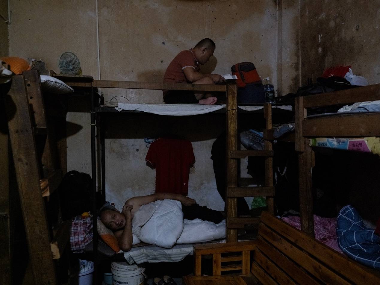 <strong></p>
<p>区块链挖矿行情</strong>他们挤在8元一晚的旅店 几百人抢一个活