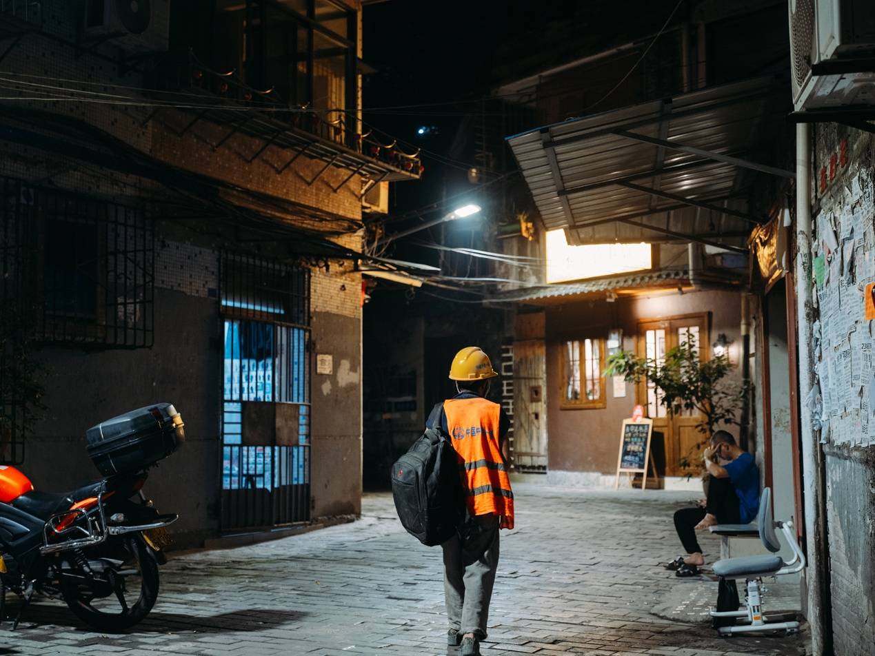 <strong></p>
<p>区块链挖矿行情</strong>他们挤在8元一晚的旅店 几百人抢一个活