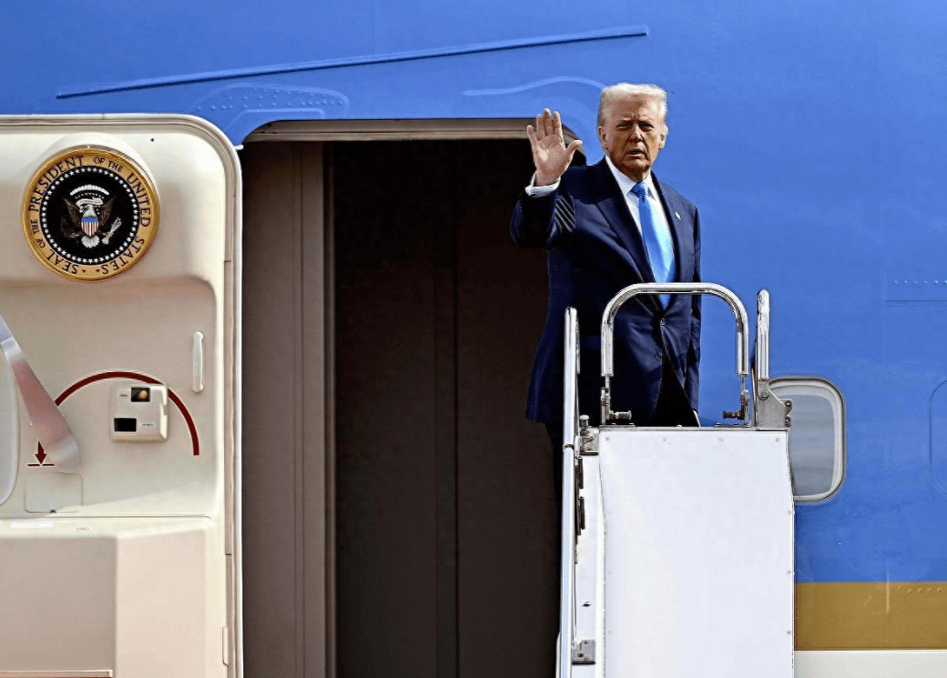 火速赶回国的特朗普<strong></p>
<p>币安价格</strong>,在专机空军一号上,亲口说出此行最大遗憾