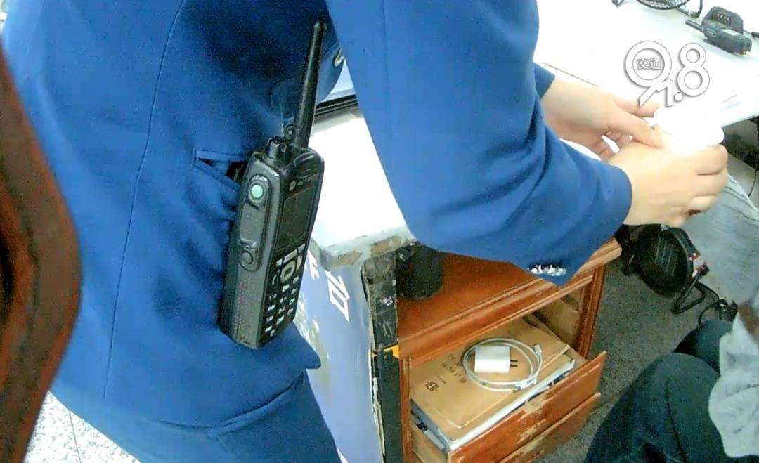 杭州地铁内<strong></p>
<p>币安价格</strong>，女乘客突然崩溃大哭！紧接着……这一幕被拍下