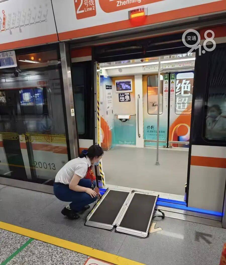 杭州地铁内<strong></p>
<p>币安价格</strong>，女乘客突然崩溃大哭！紧接着……这一幕被拍下