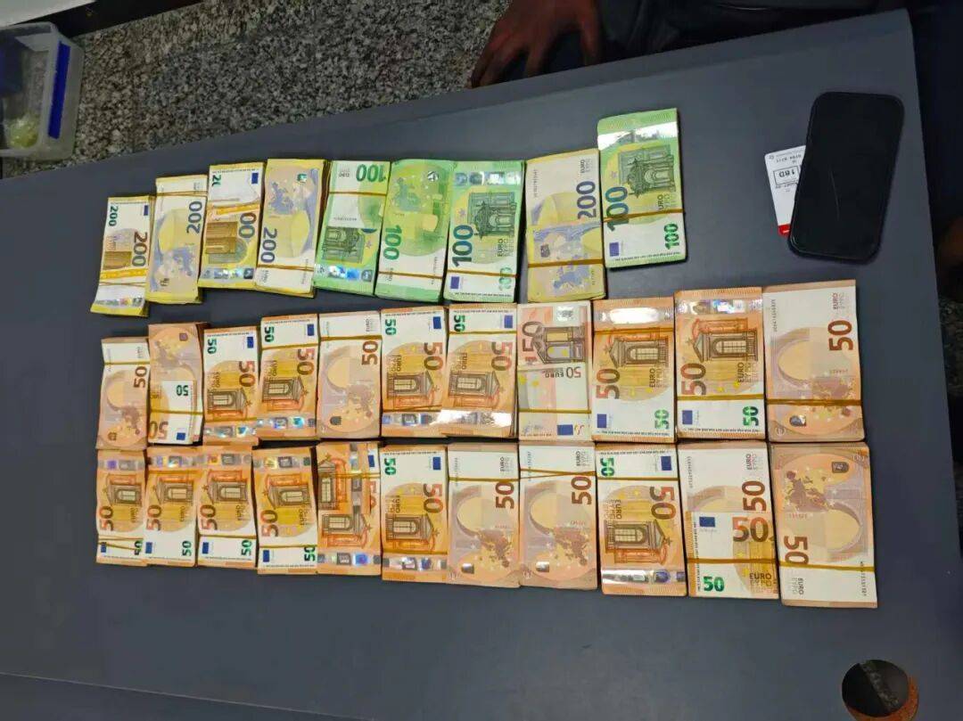 成捆的欧元现金就放在背包里装着<strong></p>
<p>抹茶价格</strong>,折合人民币超186万元,旅客入境时被广州海关查获