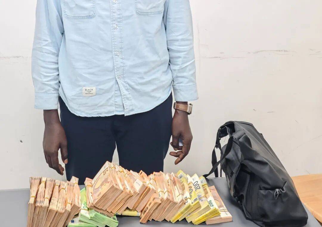 成捆的欧元现金就放在背包里装着<strong></p>
<p>抹茶价格</strong>,折合人民币超186万元,旅客入境时被广州海关查获