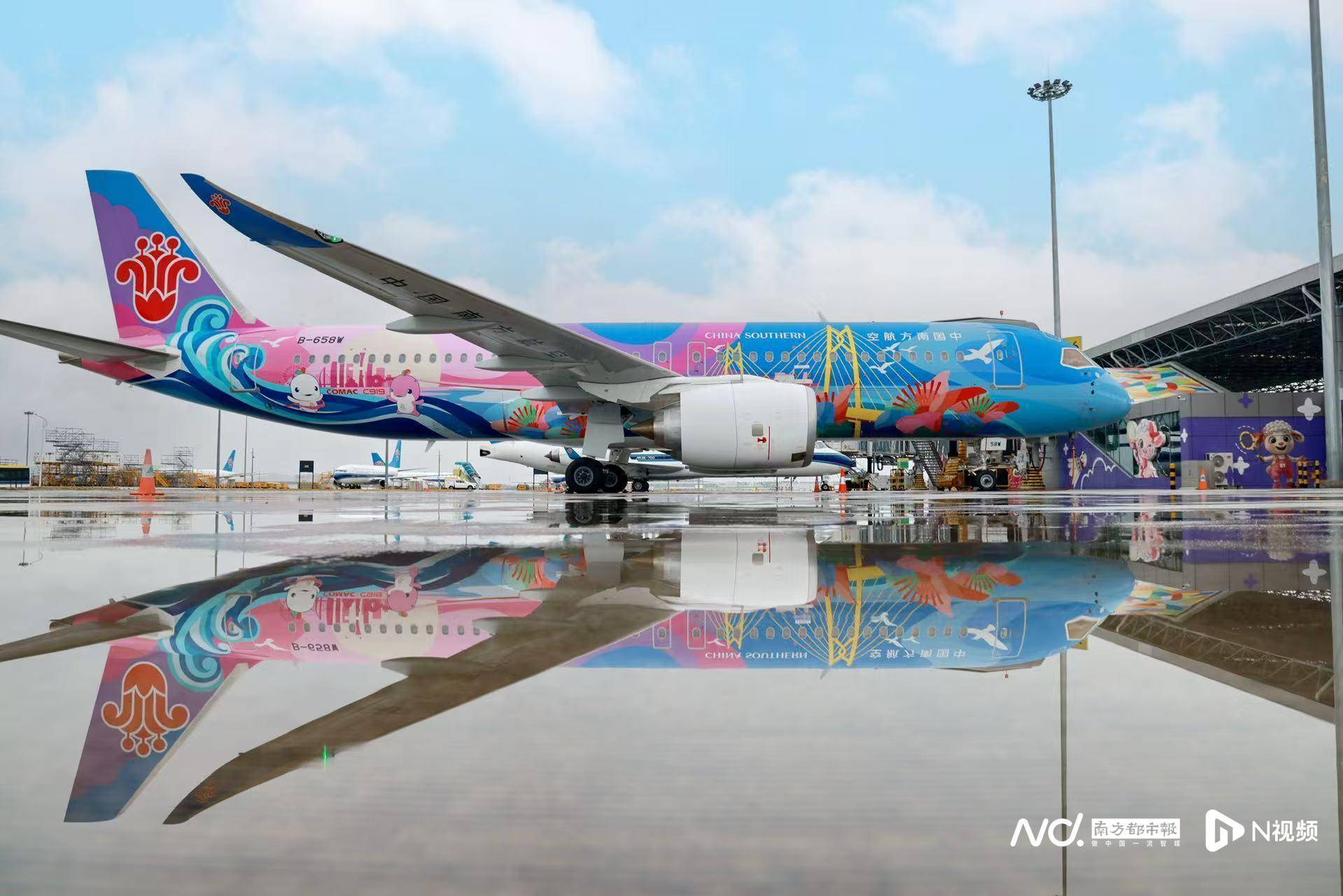 广州白云机场起飞<strong></p>
<p>BITOP价格</strong>！国内首架C919全运会主题彩绘机首航