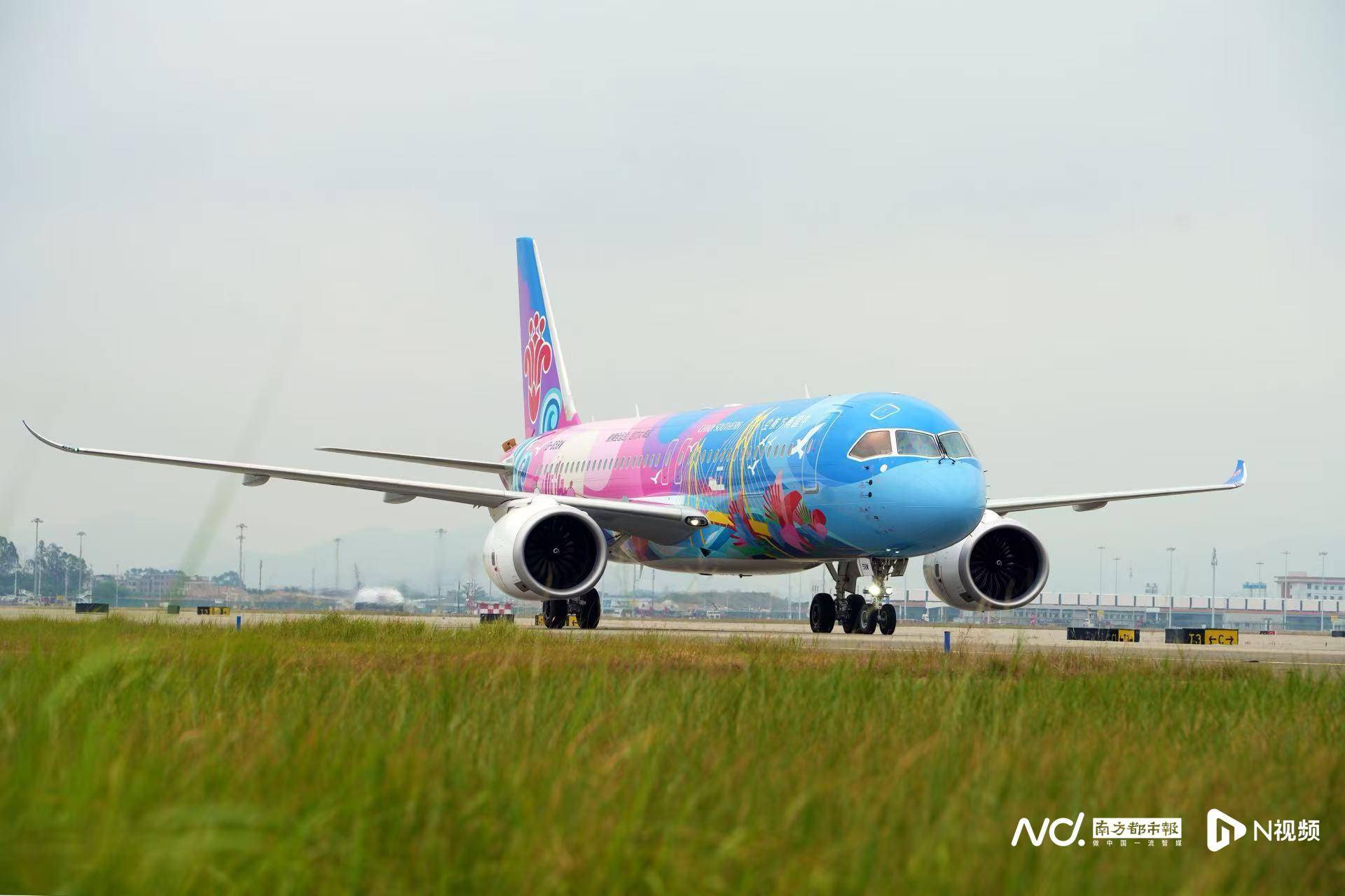 广州白云机场起飞<strong></p>
<p>BITOP价格</strong>！国内首架C919全运会主题彩绘机首航