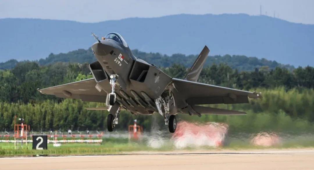 歼-35青春版<strong></p>
<p>BITOP价格</strong>?076专用舰载机?新机“超级小黄蜂”究竟是干嘛的?