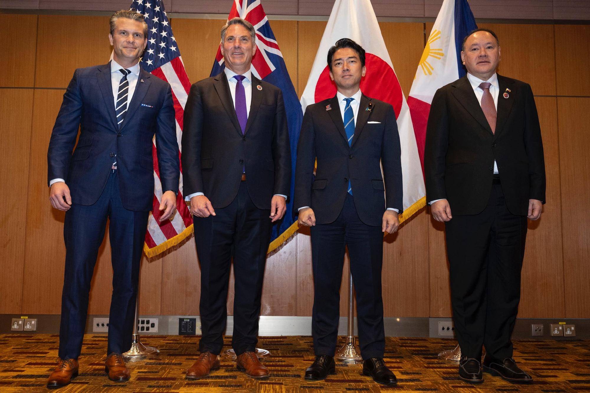 美军再度遭遇耻辱时刻:中国海军6艘战舰包围<strong></p>
<p>BTC价格</strong>,815舰插入南海演习