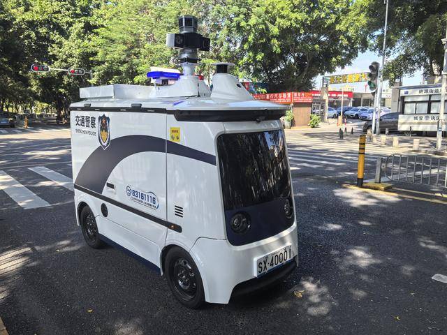 深圳交警“黑科技”再升级<strong></p>
<p>BTC价格</strong>!首台多功能无人巡检车“上岗”
