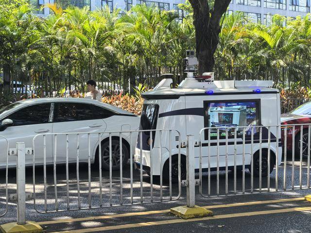 深圳交警“黑科技”再升级<strong></p>
<p>BTC价格</strong>!首台多功能无人巡检车“上岗”