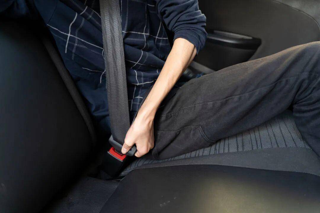 死亡率翻倍!后排乘客不系安全带<strong></p>
<p>BTC价格</strong>,危险且违法