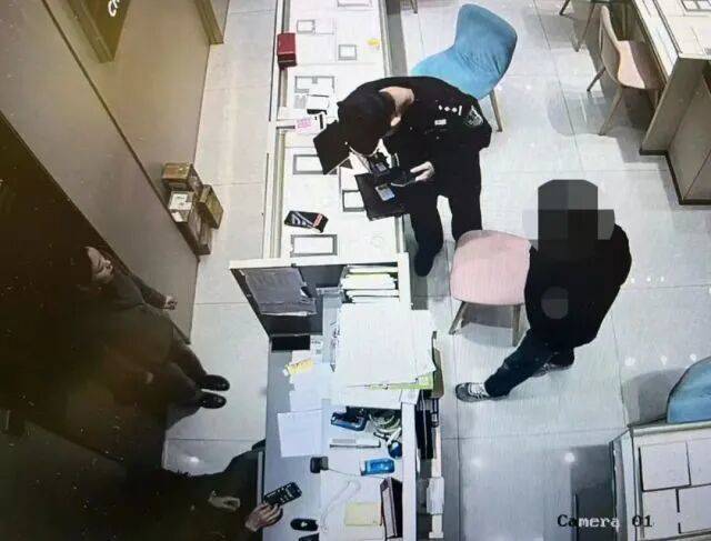 股市套现170万元后<strong></p>
<p>比特币价格</strong>,杭州男子豪购300克金条!老板当场报警……