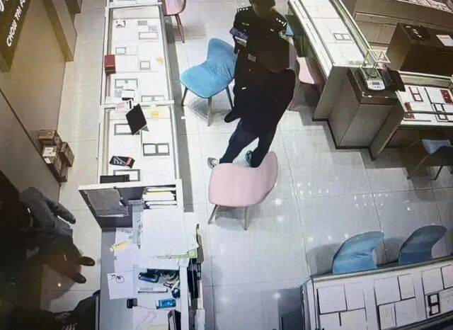 股市套现170万元后<strong></p>
<p>比特币价格</strong>,杭州男子豪购300克金条!老板当场报警……