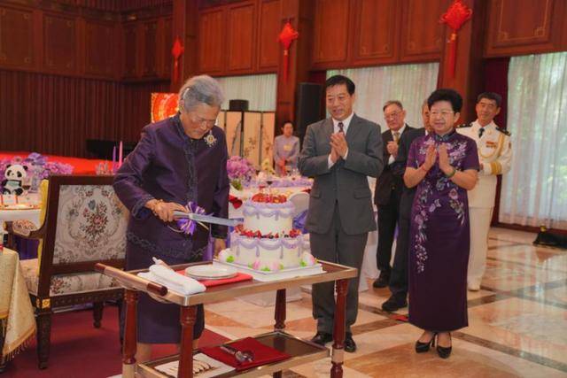 连续有两位国王访华<strong></p>
<p>比特币价格</strong>,其中一位是建交以来首访,证明了什么?