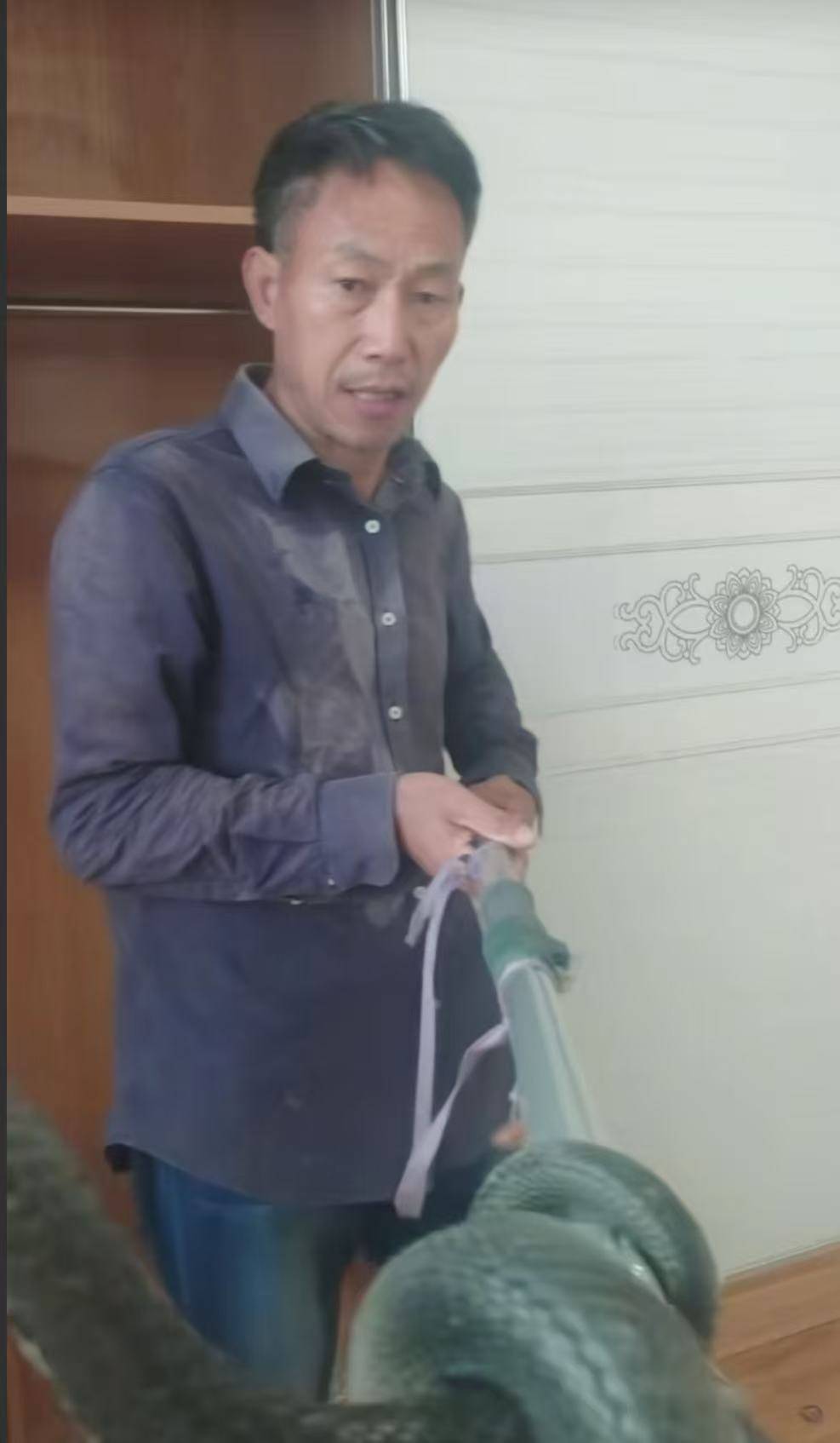 “蛇被我甩开了<strong></p>
<p>USDT价格</strong>,没完全注射毒液”,湖南直播抓蛇被咬伤网红被警方拘留后发声道歉