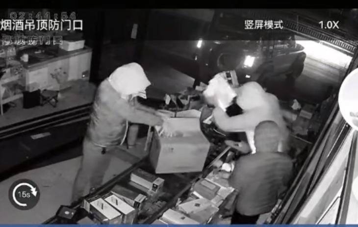 多名男子开越野车撞开烟酒店大门行窃<strong></p>
<p>瑞波币价格</strong>，失主报案称损失超20万元，警方回应