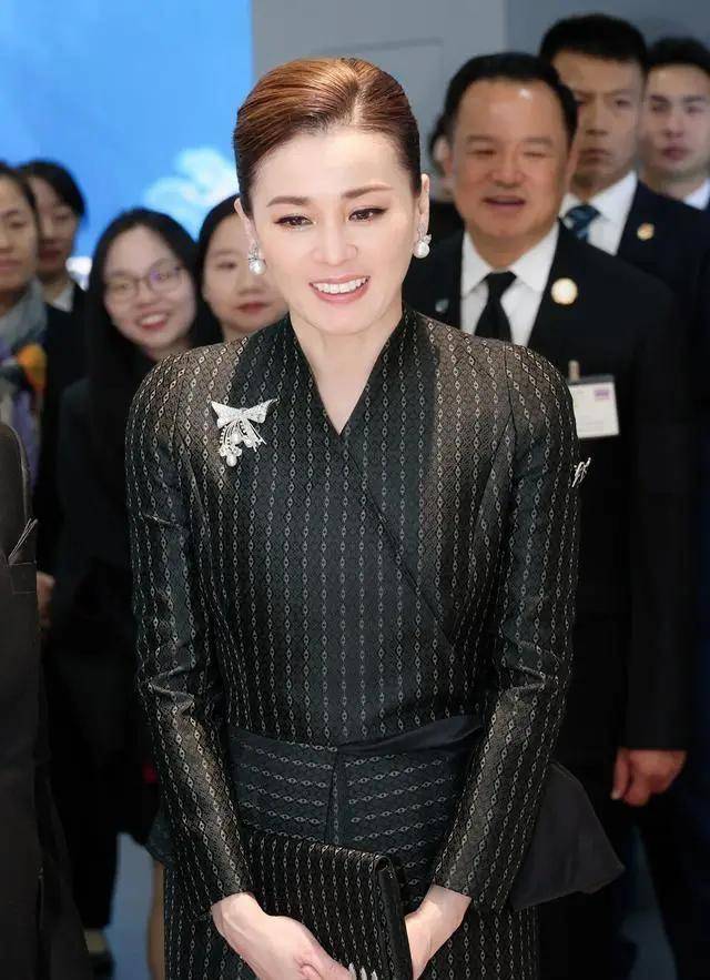 泰国王后访华“穿搭九宫格”出圈<strong></p>
<p>瑞波币价格</strong>,隆重珠宝展现用心诚意