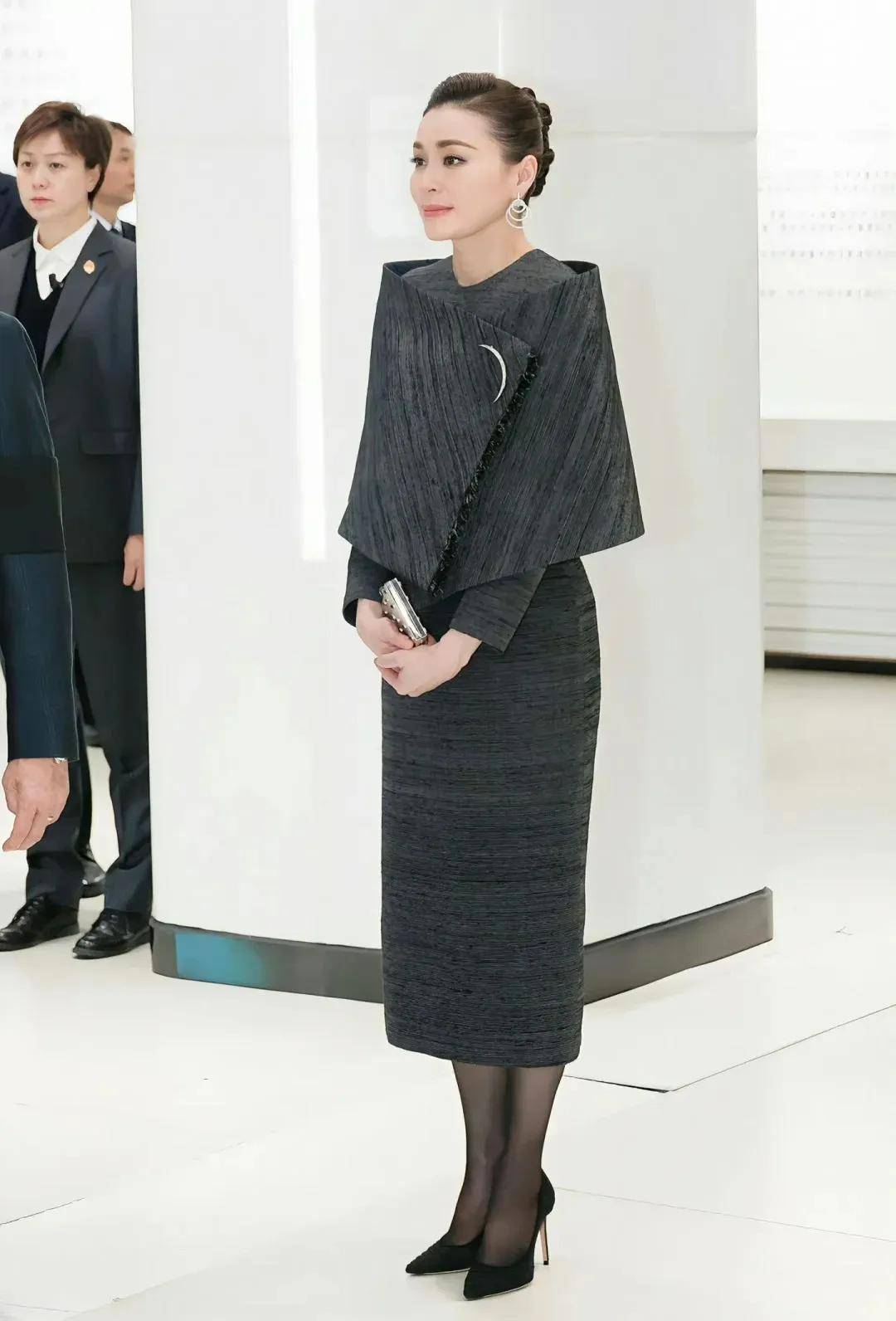 泰国王后访华“穿搭九宫格”出圈<strong></p>
<p>瑞波币价格</strong>,隆重珠宝展现用心诚意