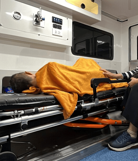 泰国女子被医院宣告脑癌死亡，火化前突然睁眼，现场众人吓到尖叫