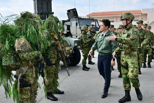 台海附近，日本自卫队部署重兵！解放军8字警告，要斩断黑手了？
