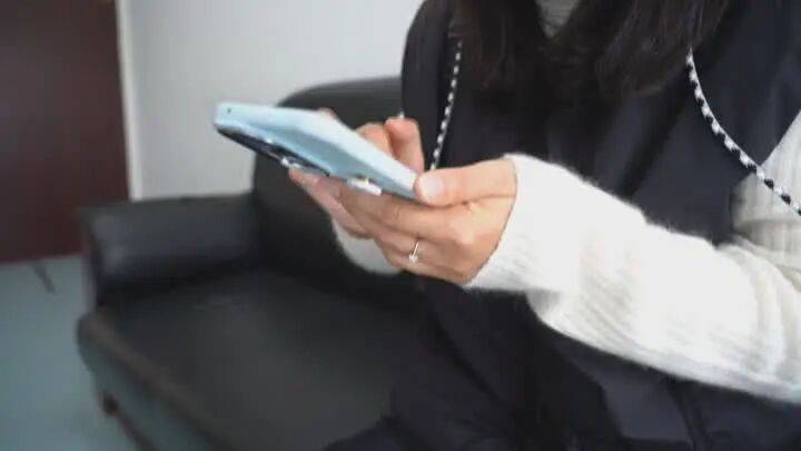 扬州一女子刷短视频惹祸:偷偷去银行取了6万现金<strong></p>
<p>波卡币价格</strong>,结果……