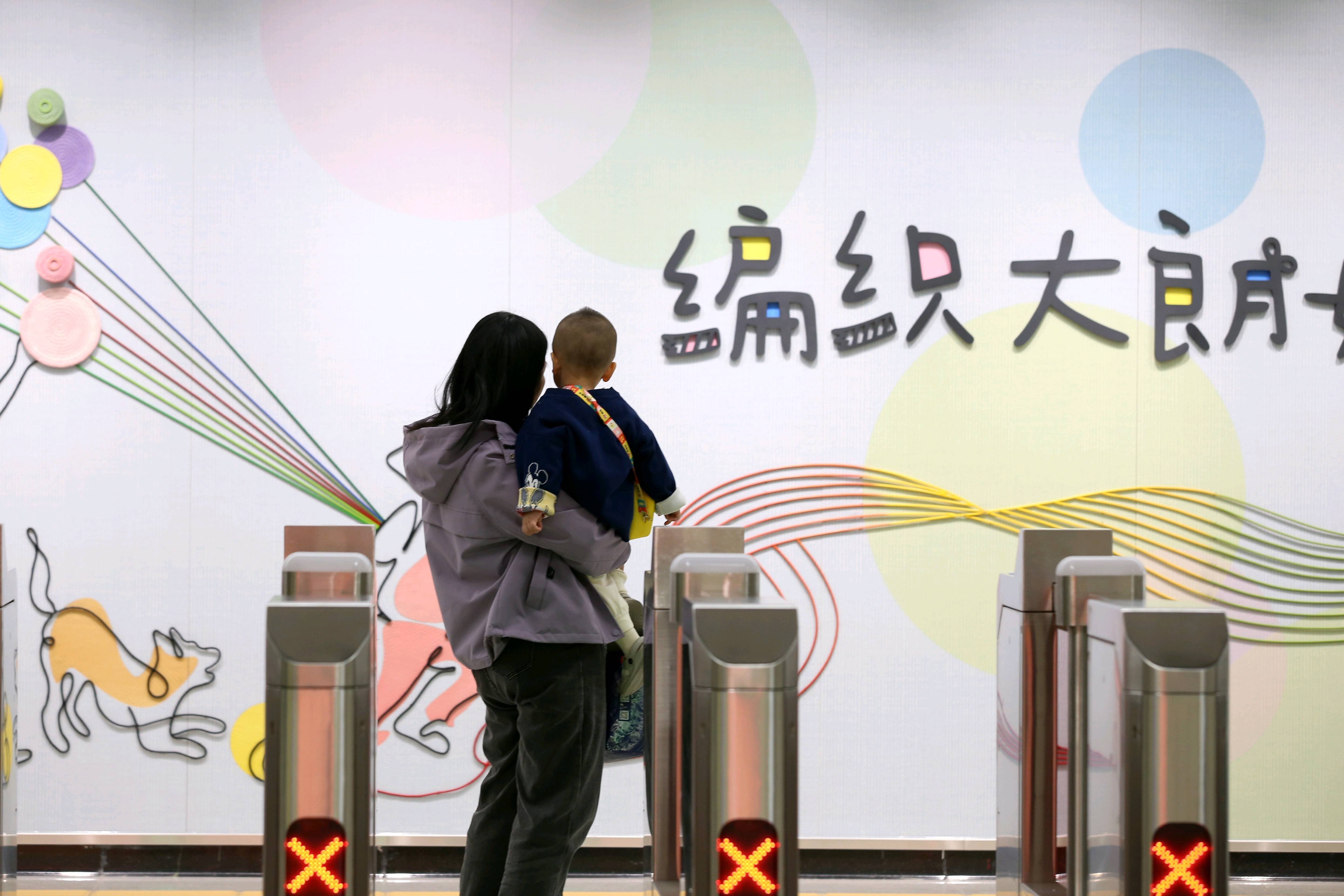 东莞地铁1号线试乘首日<strong></p>
<p>币安币价格</strong>，大朗4站“沸腾”了